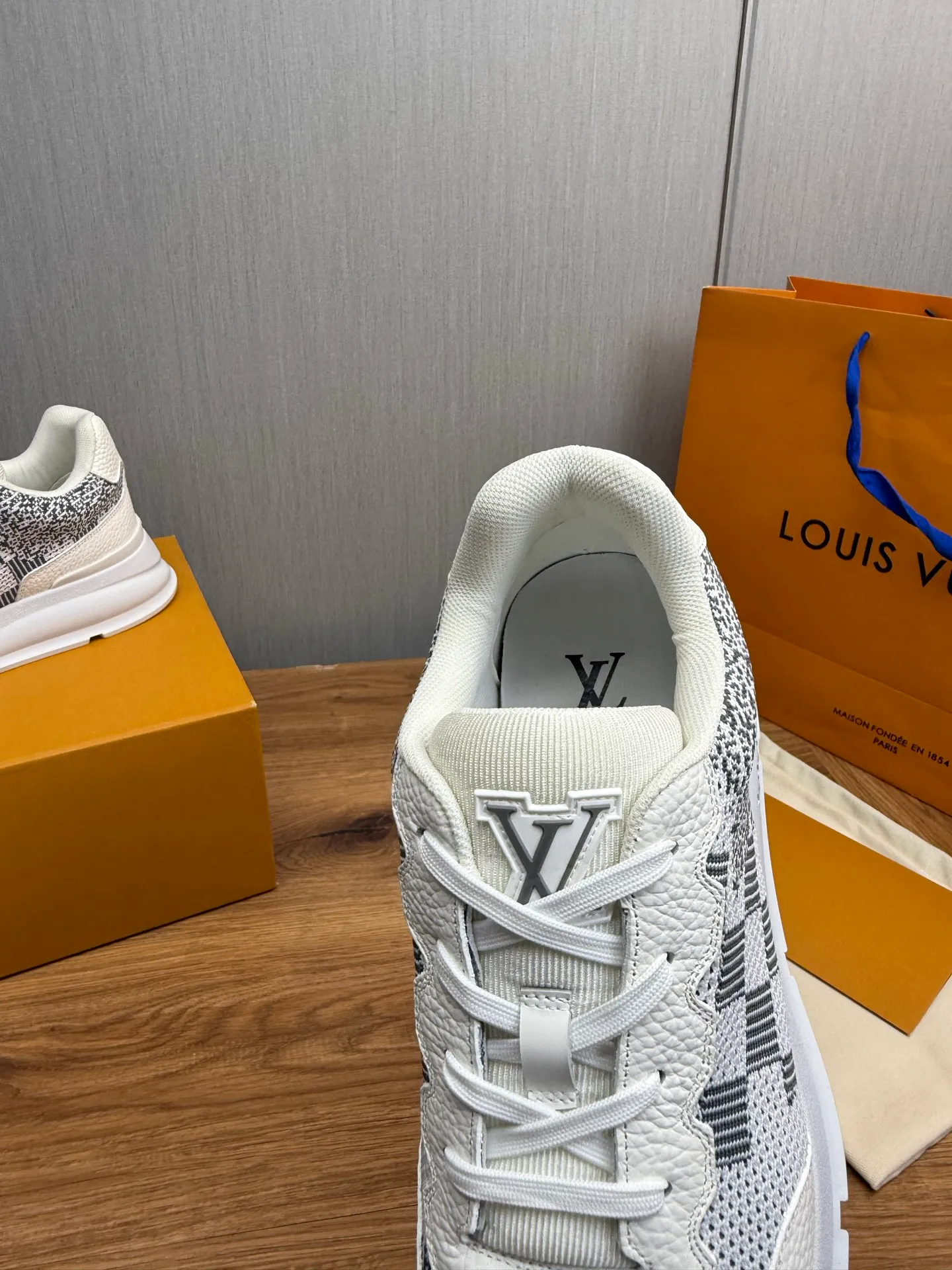 Men's shoes 💰640💰 LOUIS VUITTON [Luden Yiwei] The new trendy Lv is on the market 🎁, casual and fashionable men's shoes 👟 The upper is made of high-count and high-density fly weave + cowhide mesh lining, the original wear-resistant rubber outsole, the version is simple and elegant, exclusive for trendy men. 38-45 (45 is custom-made and cannot be returned or exchanged)